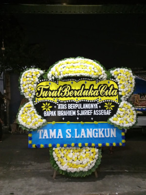 Papan Bunga Duka di Kepulauan Manipa